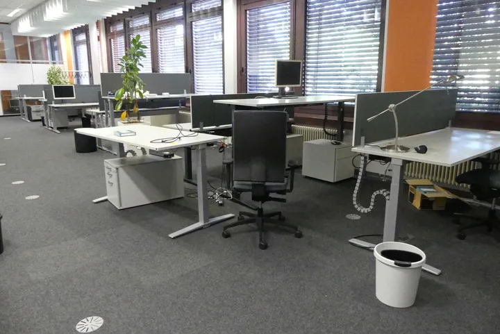Rauminhalt Großraumbüro mit 16x Schreibtisch, elektrisch höhenverstellbar